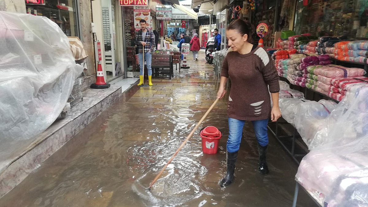 Tarihi Kemeraltı Çarşısı'nda su baskını