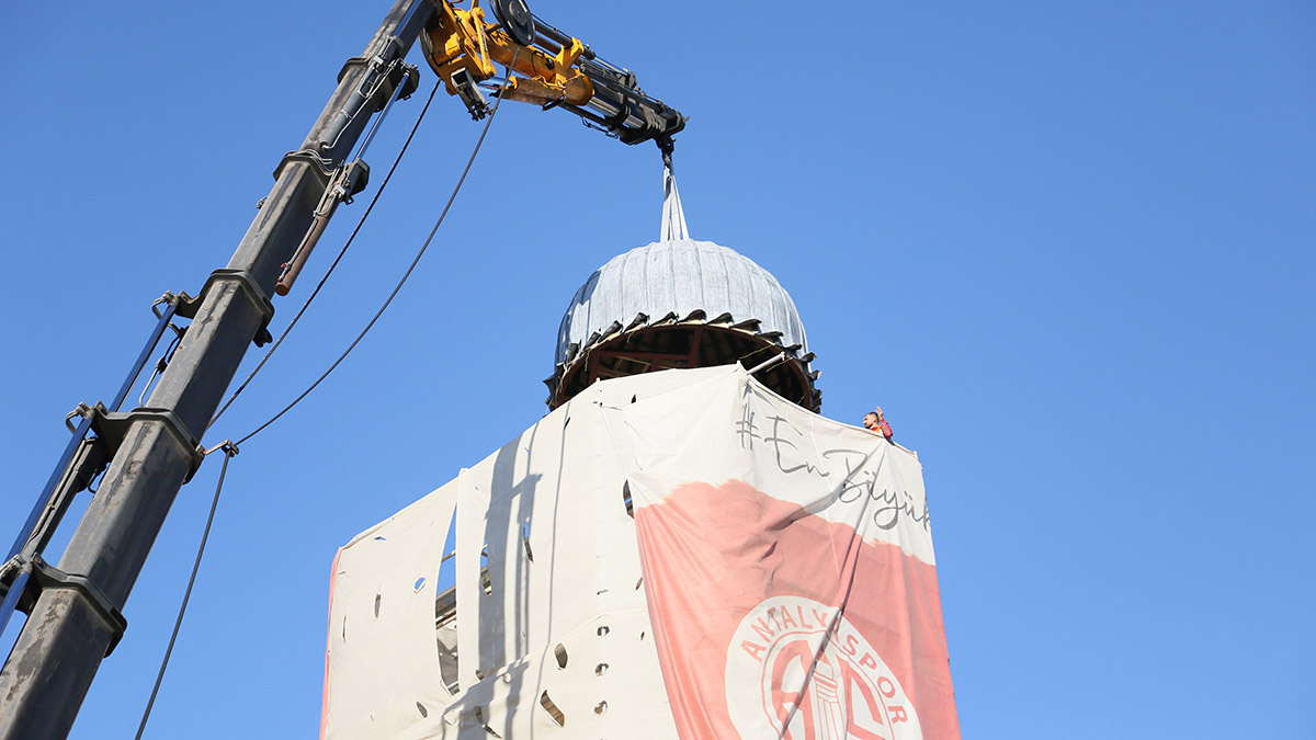 Tarihi Saat Kulesi'nin kubbesi yerine konuldu