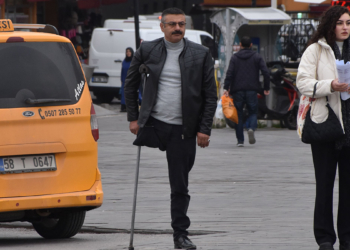 Tek bacağı üzerinde saygı duruşuna geçti