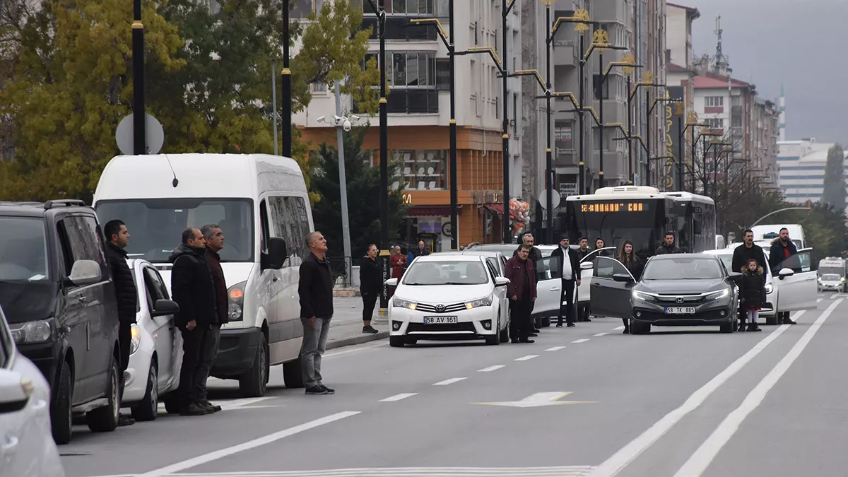 Tek bacagi uzerinde saygi durusuna gectid - yaşam - haberton