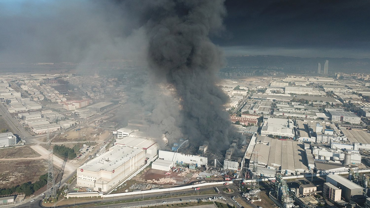 Tekstil fabrikasındaki yangın; yayılımı engellendi