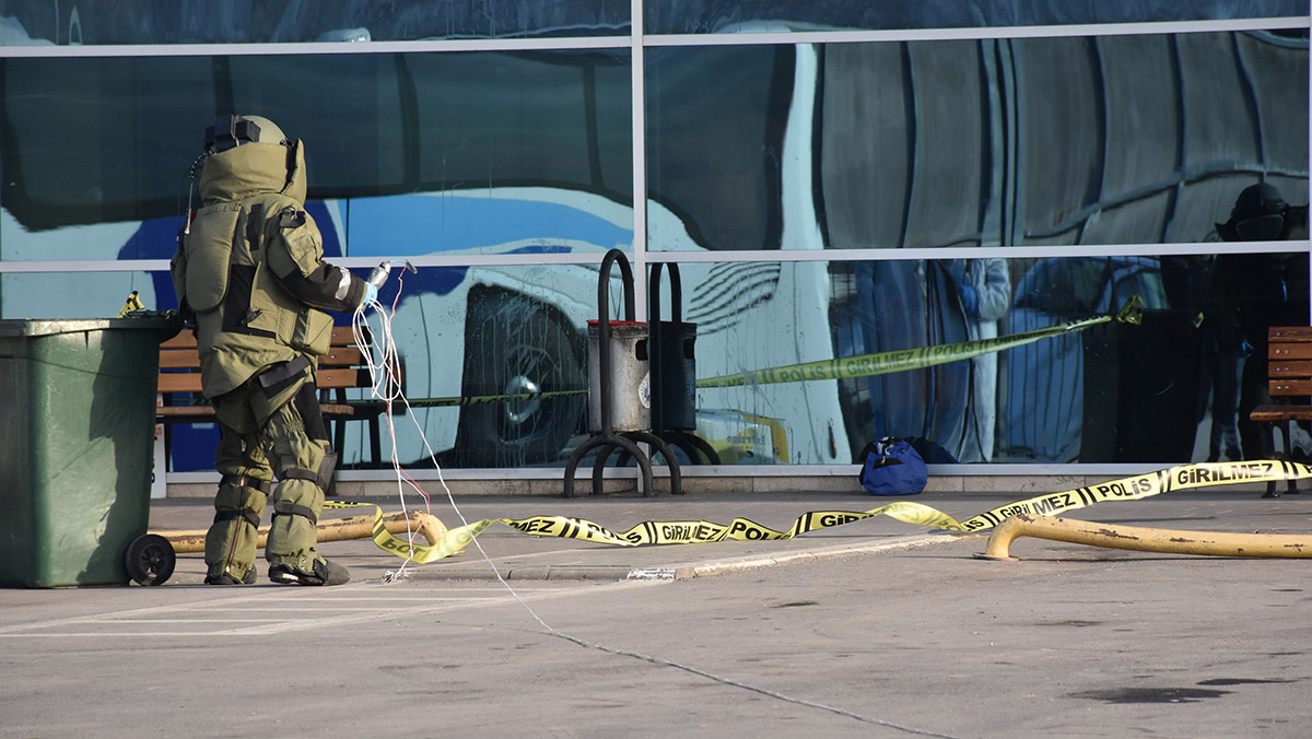 Terminaldeki şüpheli çanta fünyeyle patlatıldı