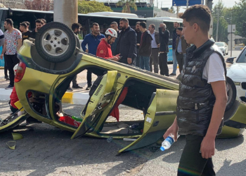 Ters dönen otomobilde sıkışan 2 kişi yaralandı