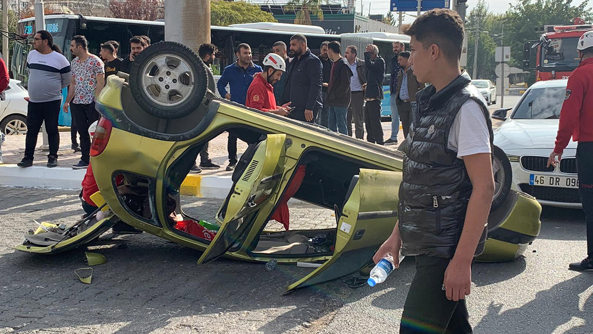 Ters dönen otomobilde sıkışan 2 kişi yaralandı