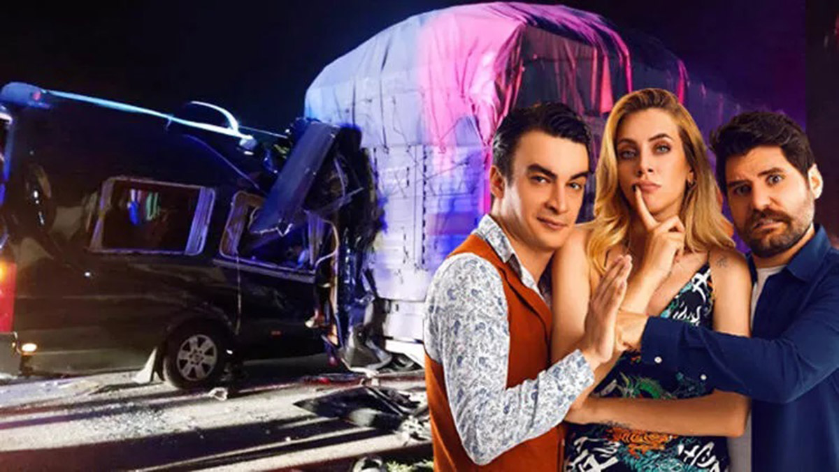 Tiyatro ekibinin minibüsü TIR'a çarptı: 3 ölü, 8 yaralı