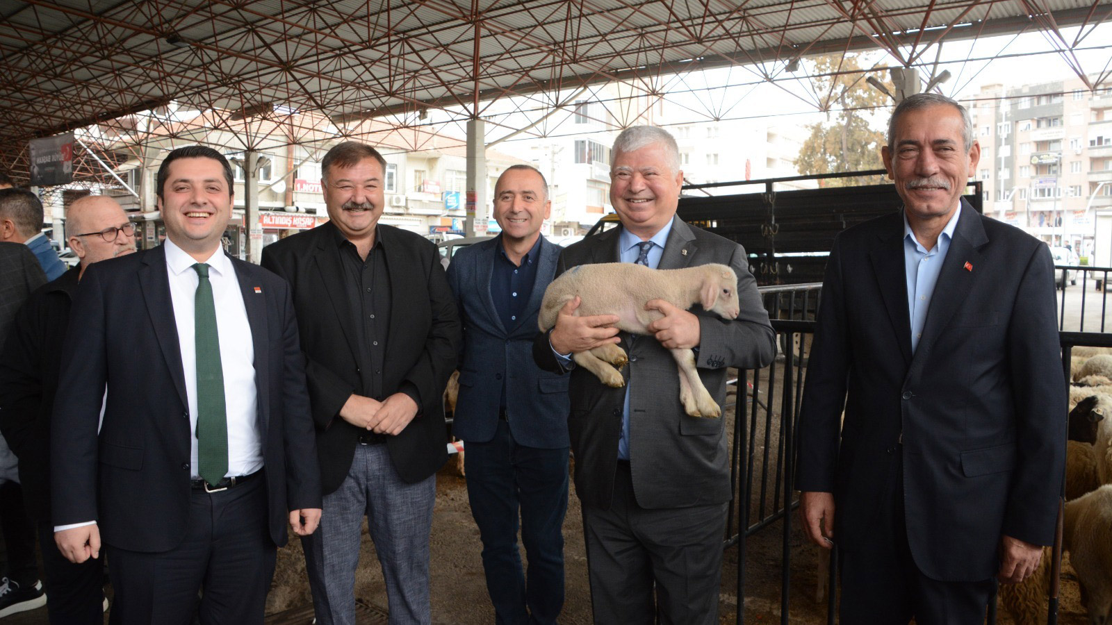 Torbalı'daki 59 üreticiye 214 küçükbaş desteği