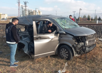 Tren hemzemin geçitte minibüse çarptı