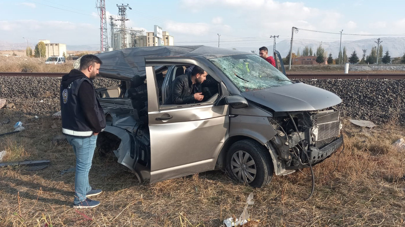 Tren hemzemin geçitte minibüse çarptı