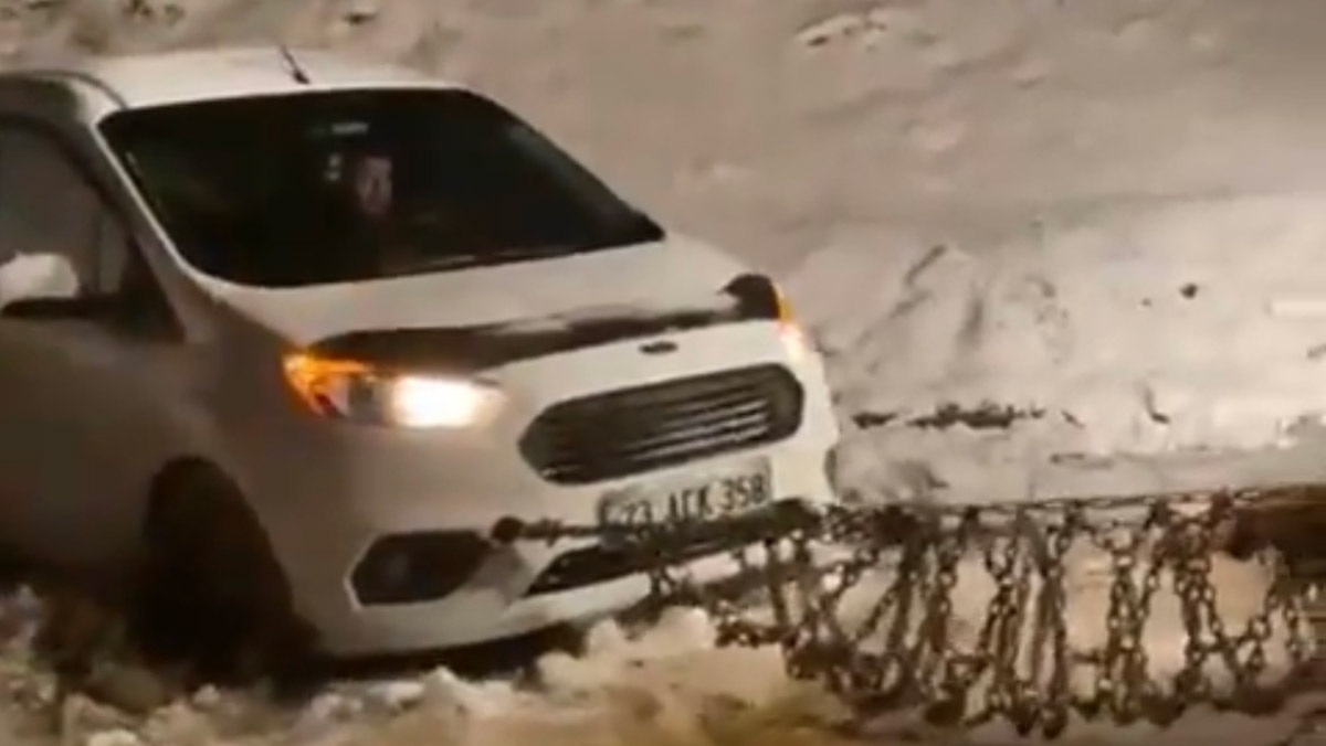 Tunceli'de yolda mahsur kalan sürücüler kurtarıldı