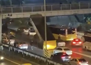 Tuzla'da kamyon damperi üst geçide takılı kaldı