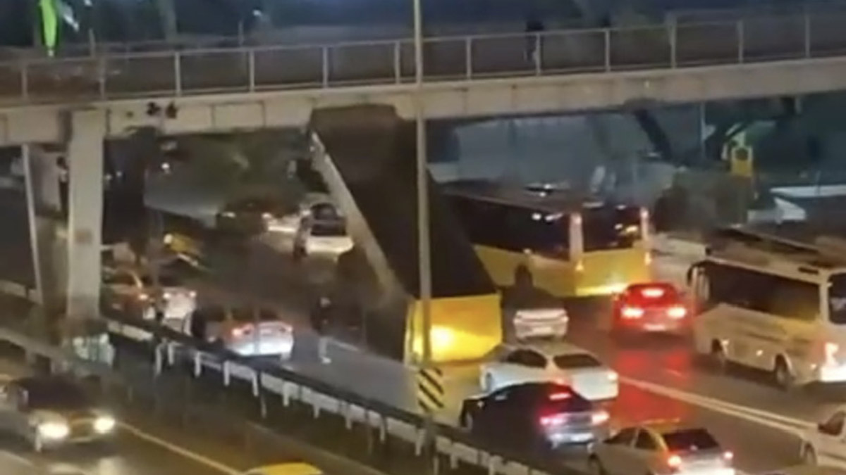 Tuzla'da kamyon damperi üst geçide takılı kaldı