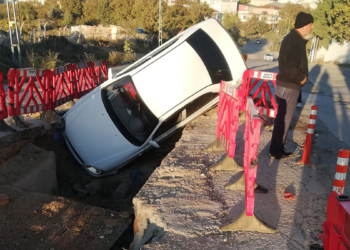 Tuzla'da yüksek gerilim çukuruna otomobil düştü