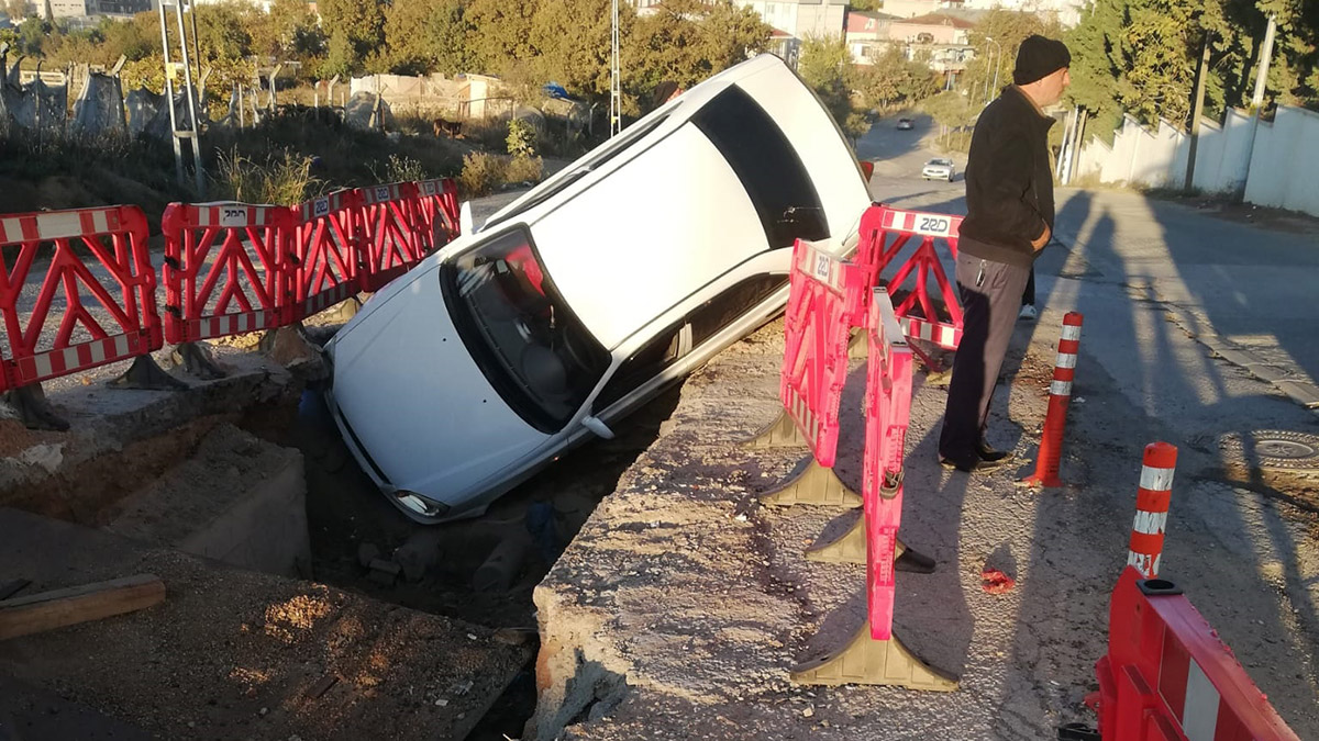 Tuzla'da yüksek gerilim çukuruna otomobil düştü