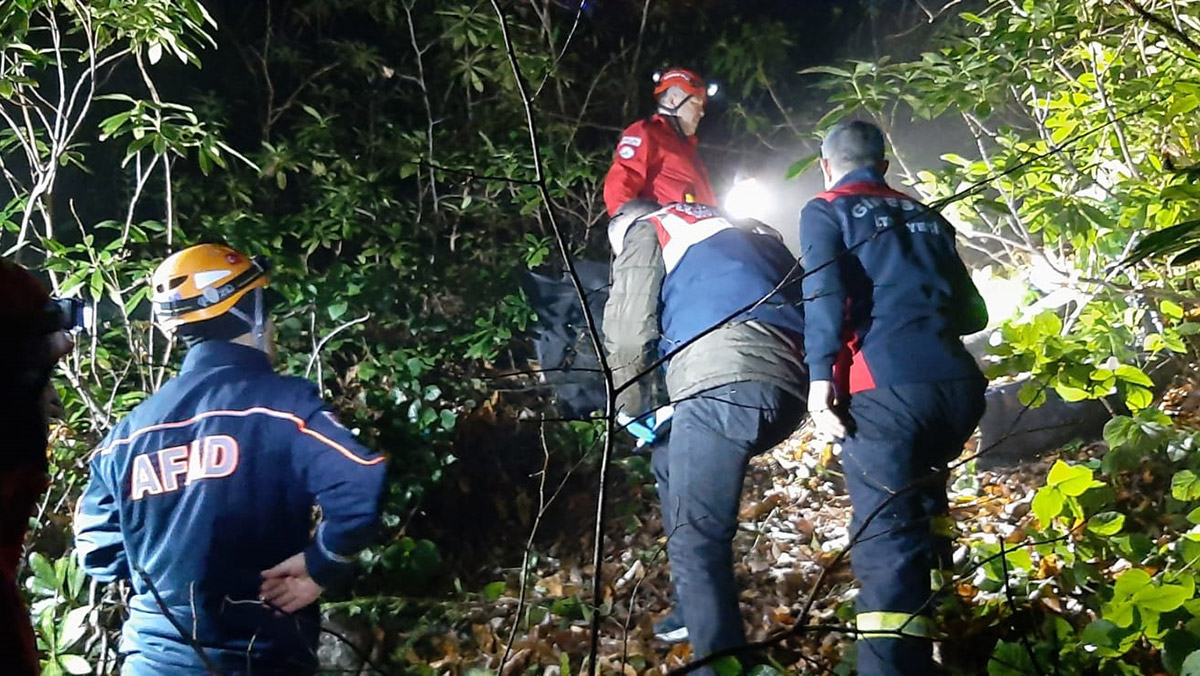 Uçuruma yuvarlanan kamyonetin sürücüsü öldü