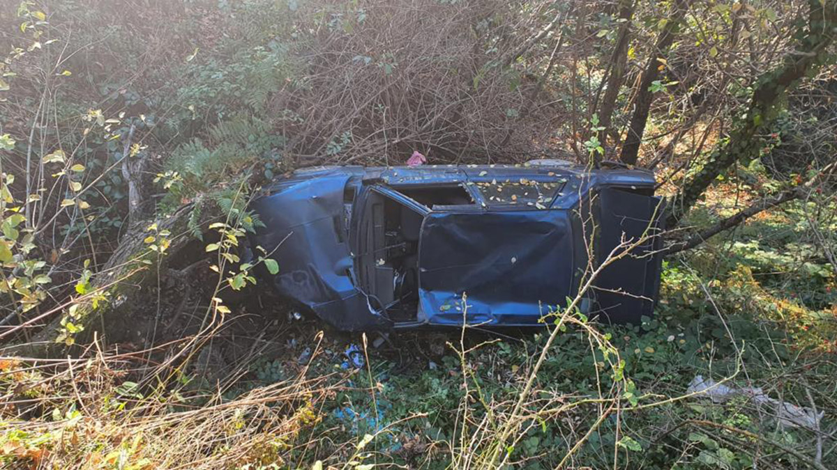 Uçuruma yuvarlanan otomobil, hurdaya döndü