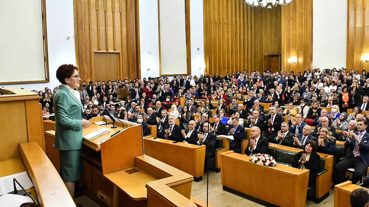 İyi̇ parti genel başkanı meral akşener, "bugün ne yazık ki ülkemizde bir cumhuriyet krizi var. Çünkü ak parti iktidarı; sultancıl bir 19'uncu yüzyıl devletine dönüşmemizi istiyor" dedi.