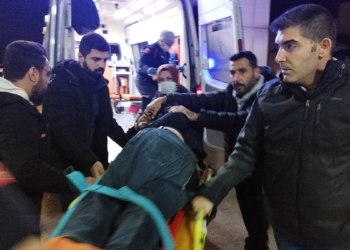 Uyarı yapan başkomisere minibüsle çarpıp kaçtı