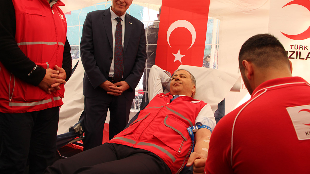 Vali Yerlikaya'nın katılımıyla kan bağışı rekor denemesi