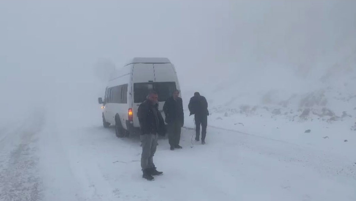 Van-Bahçesaray yolunda kış çilesi başladı