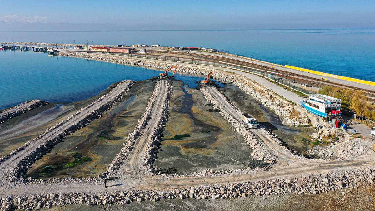 Van Gölü'nden dip çamuru temizliği