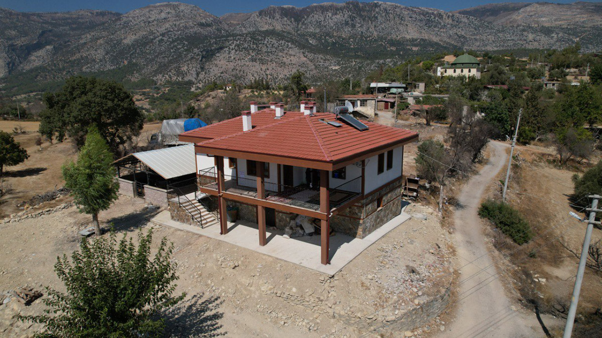 Yangında evi hasar gören 187 kişiye yeni ev