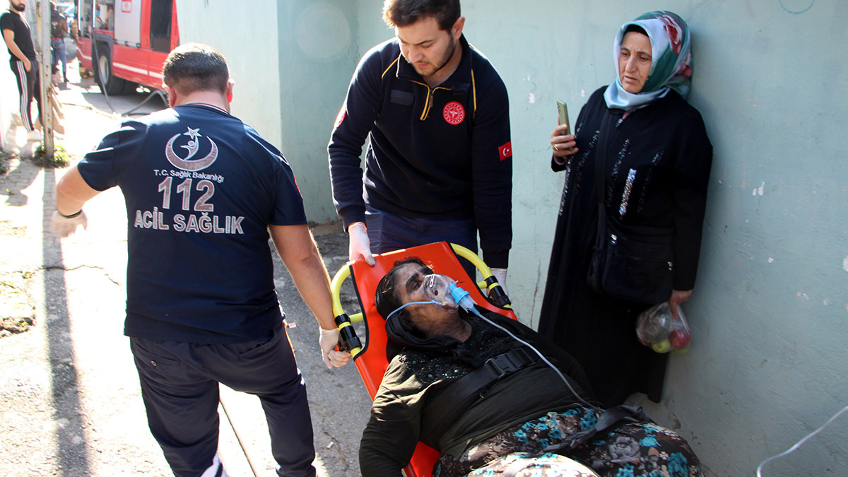 Yangında mahsur kalan kadını itfaiye kurtardı 