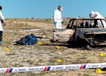 Yanmış otomobildeki 2 cesetle ilgili 3 gözaltı