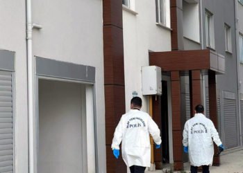 Yengesini bıçaklayıp, 3'üncü kattan atladı