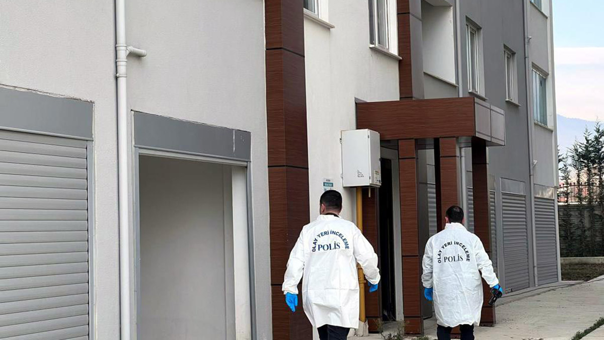 Yengesini bıçaklayıp, 3'üncü kattan atladı