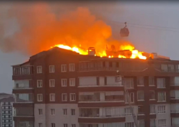 Yenimahalle'de apartman çatısında yangın