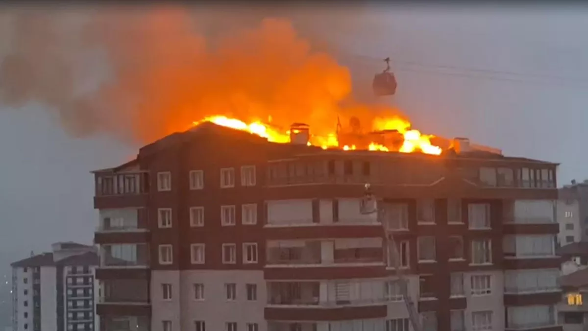 Yenimahalle'de apartman çatısında yangın