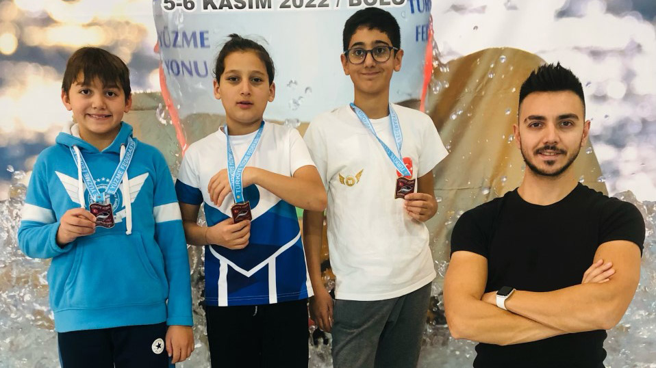 Yenimahalle'nin minik yüzücüleri şov yaptı