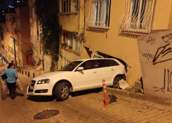 Yokuş çıkarken kayan otomobil bina duvarına çarptı