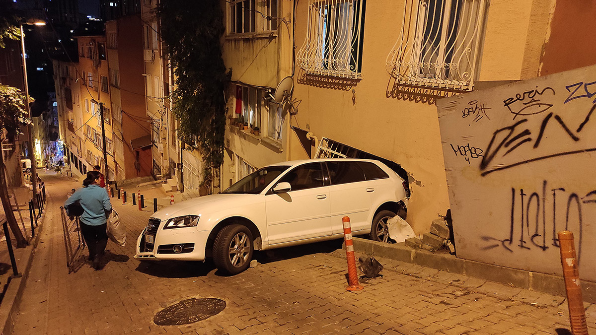 Yokuş çıkarken kayan otomobil bina duvarına çarptı