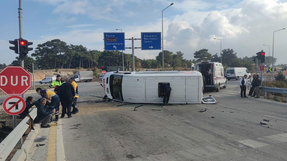 Yolcu minibüsü ile otomobil çarpıştı; 6 yaralı