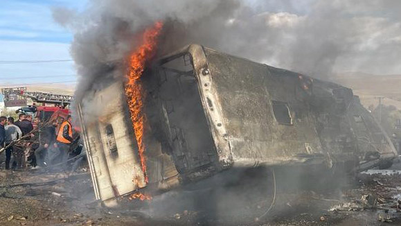 Yolcu otobüsü 2 kamyona çarparak yandı; 7 ölü, 11 yaralı