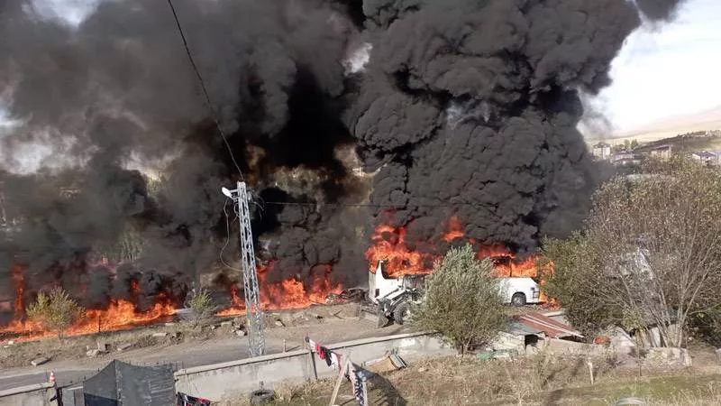 Kazaya karışan araçlar alev aldı; 7 ölü, 11 yaralı