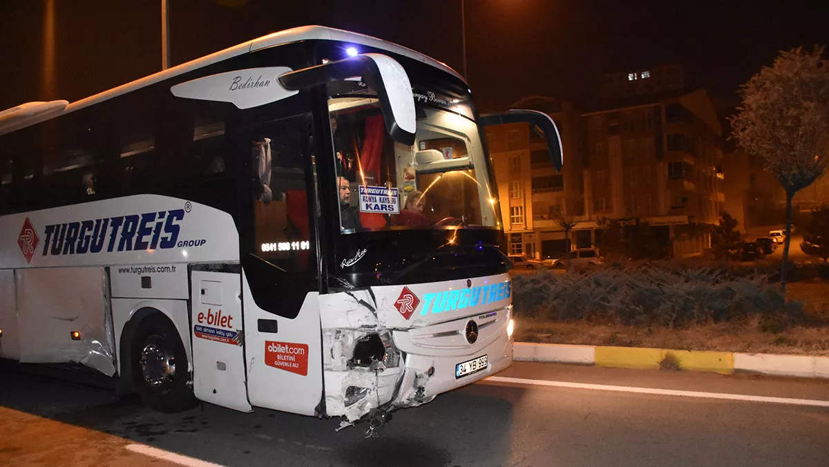 Yolcu otobusuyle carpisan otomobildeki kisi oldub - yaşam - haberton