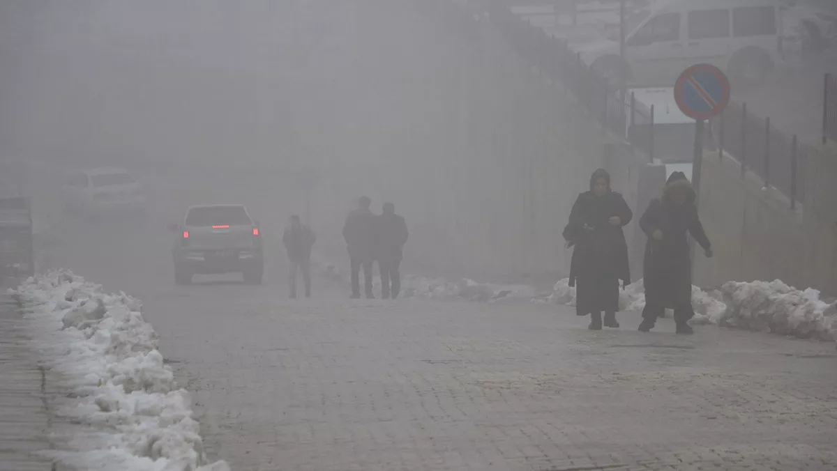 Yüksekova'da sis etkili oldu