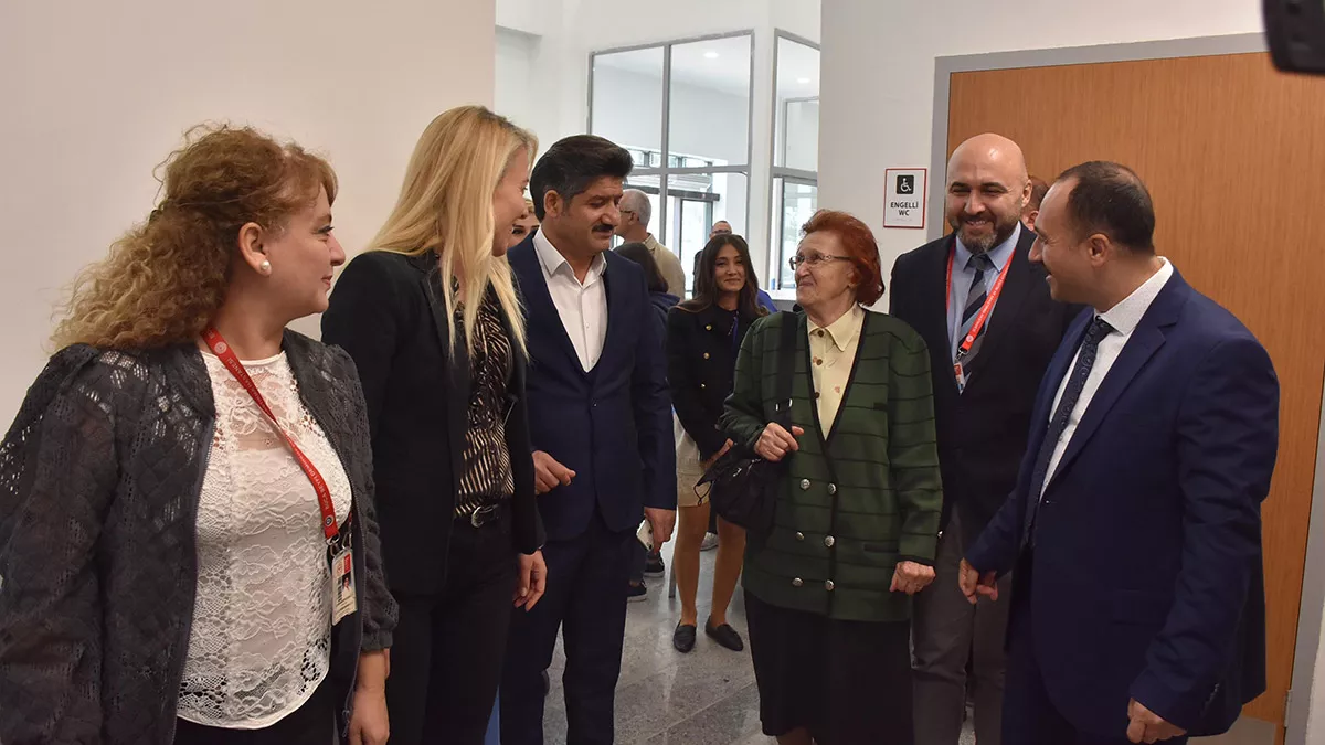 İzmir'de, deprem ve salgın gibi olağanüstü durumlarda 'acil durum hastanesi' olarak kullanılması için yapılan i̇zmir demokrasi üniversitesi buca seyfi demirsoy eğitim ve araştırma hastanesi'nde hasta kabulüne başlandı.