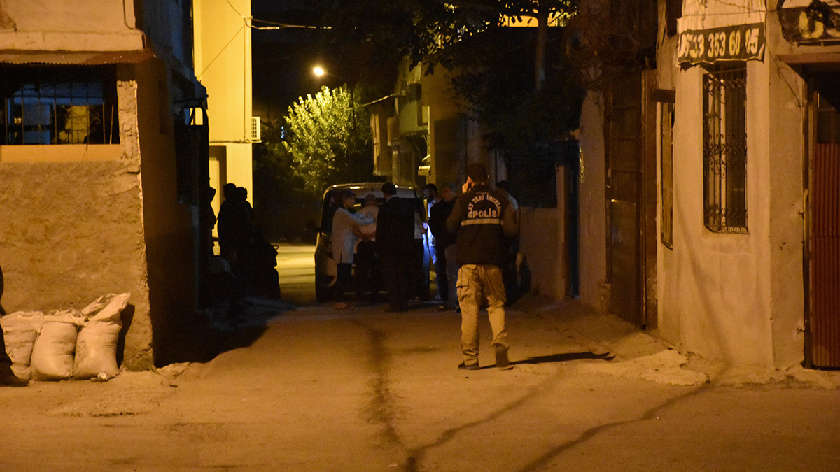 Adana'da sokakta silahlı çatışma çıktı, iki grup arasında çıkan silahlı çatışmada Mazlum D., karnına isabet kurşunlarla ağır yaralandı.