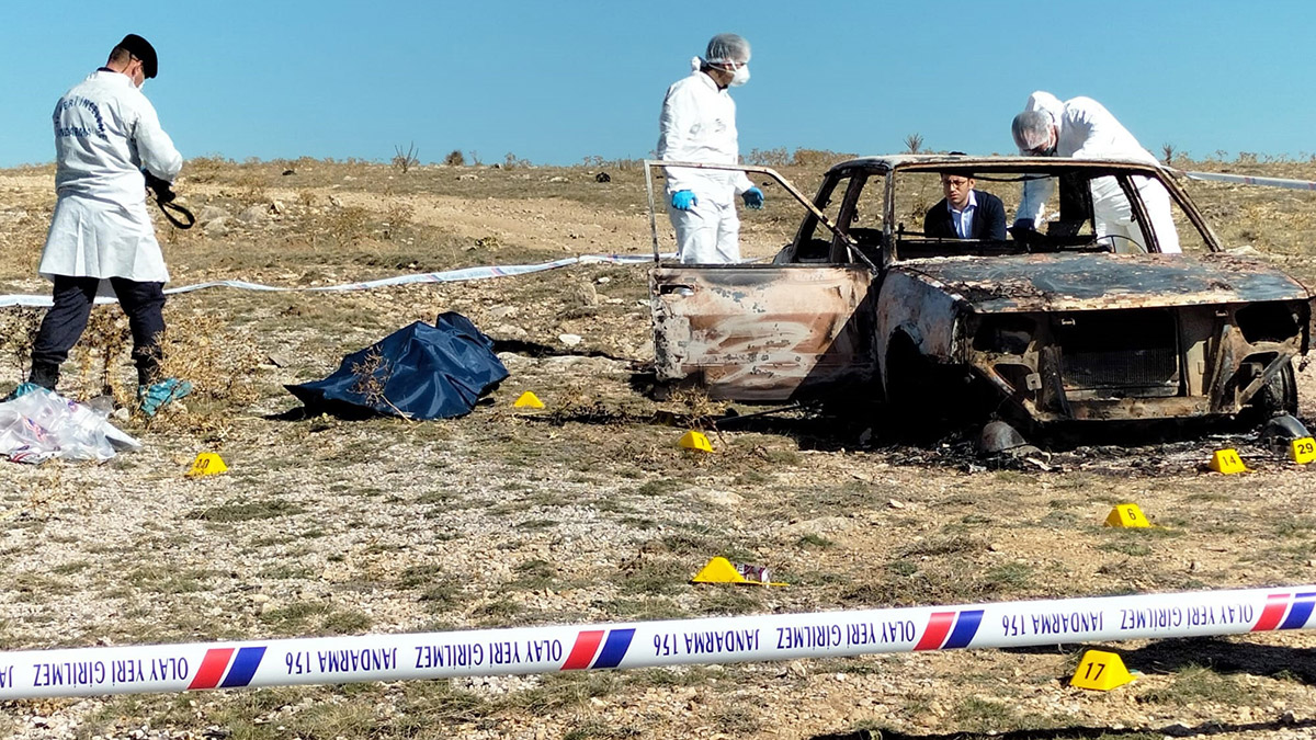 Yanmış otomobilde 2 ceset bulundu