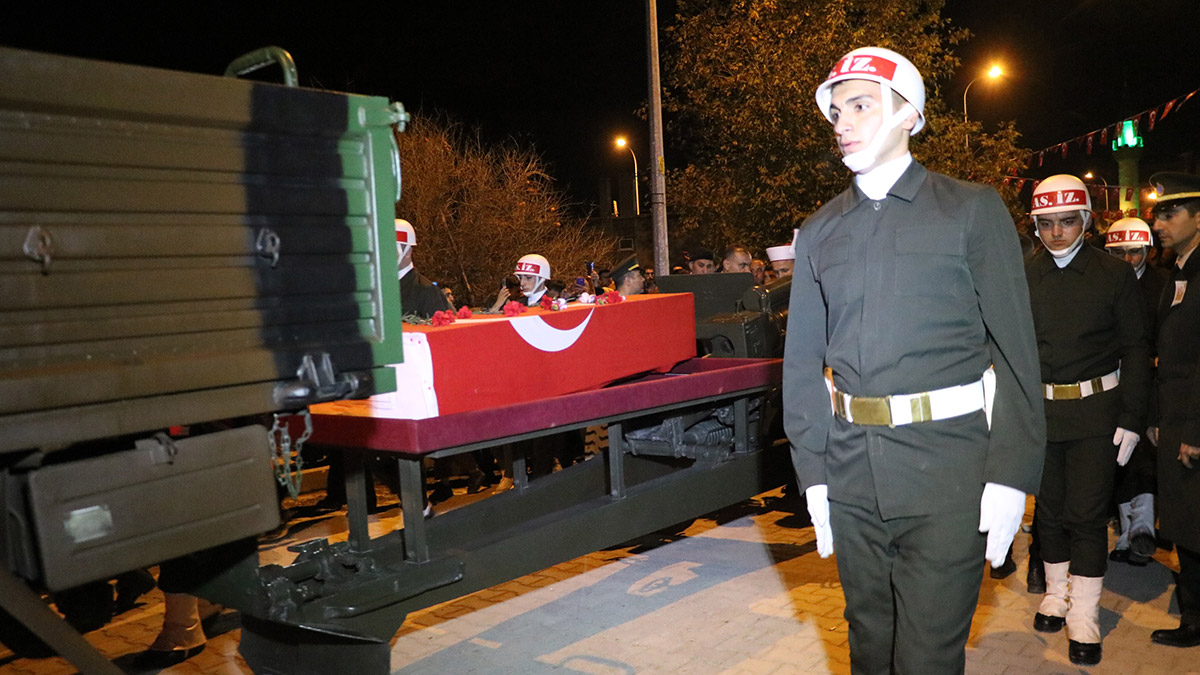 Irak'ın kuzeyinde Pençe-Kilit Operasyonu bölgesinde bölücü terör örgütü mensuplarının açtığı taciz ateşi sonucu şehit olan Piyade Sözleşmeli Er Hakan Köroğlu toprağa verildi.