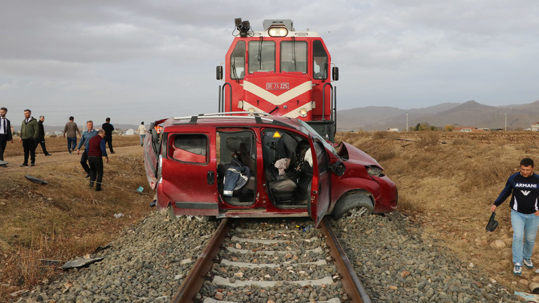 Afyonkarahisar'da tren hafif ticari araca çarptı