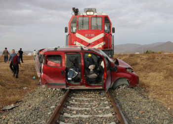 Afyonkarahisar'da tren hafif ticari araca çarptı