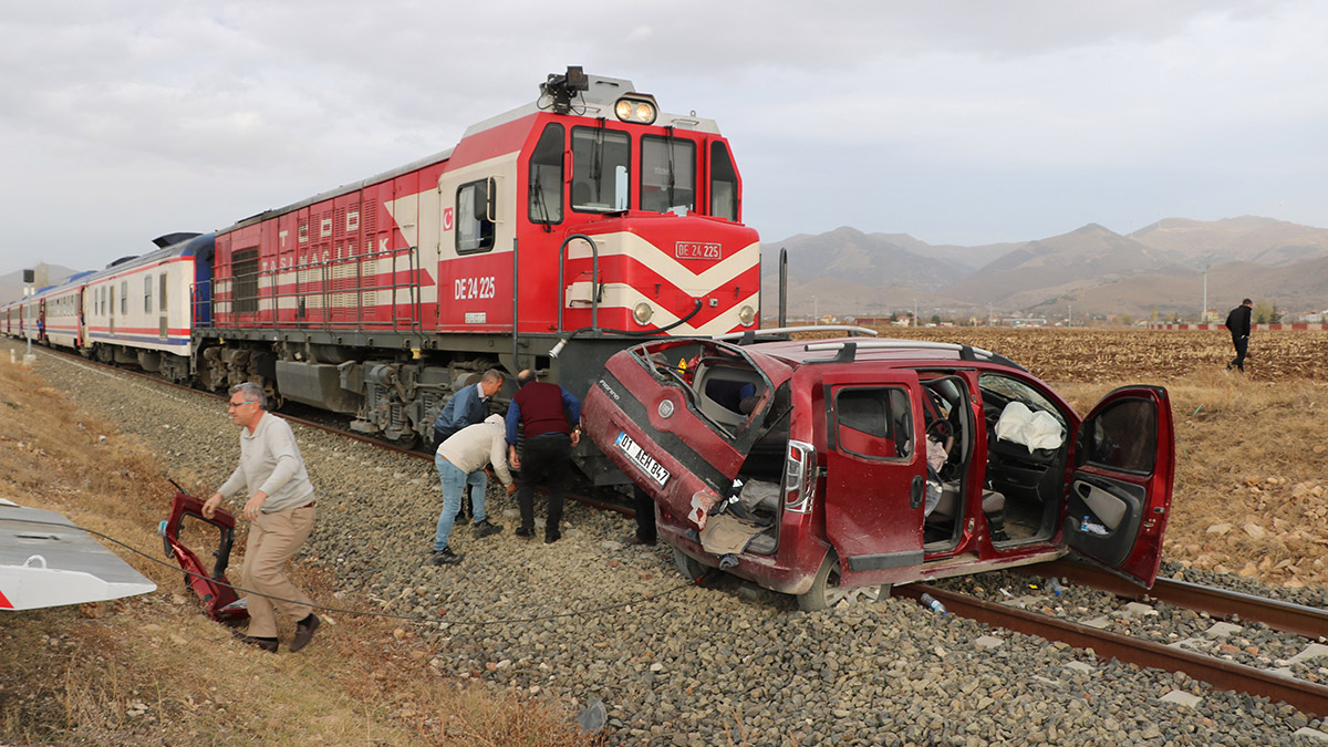 Afyonkarahisar'da tren hafif ticari araca çarptı