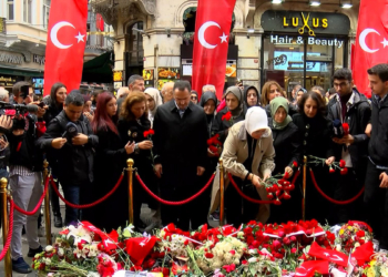 Terör saldırısının düzenlendiği noktaya karanfiller bırakıldı