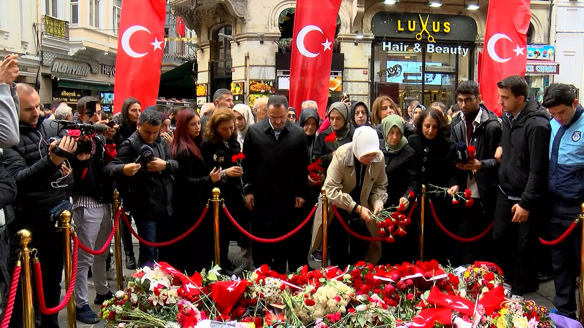 Terör saldırısının düzenlendiği noktaya karanfiller bırakıldı