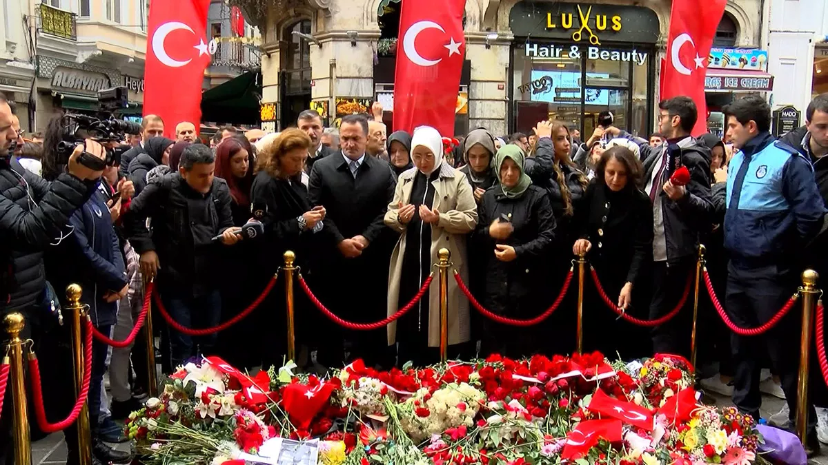 Terör saldırısının düzenlendiği noktaya karanfiller bırakıldı