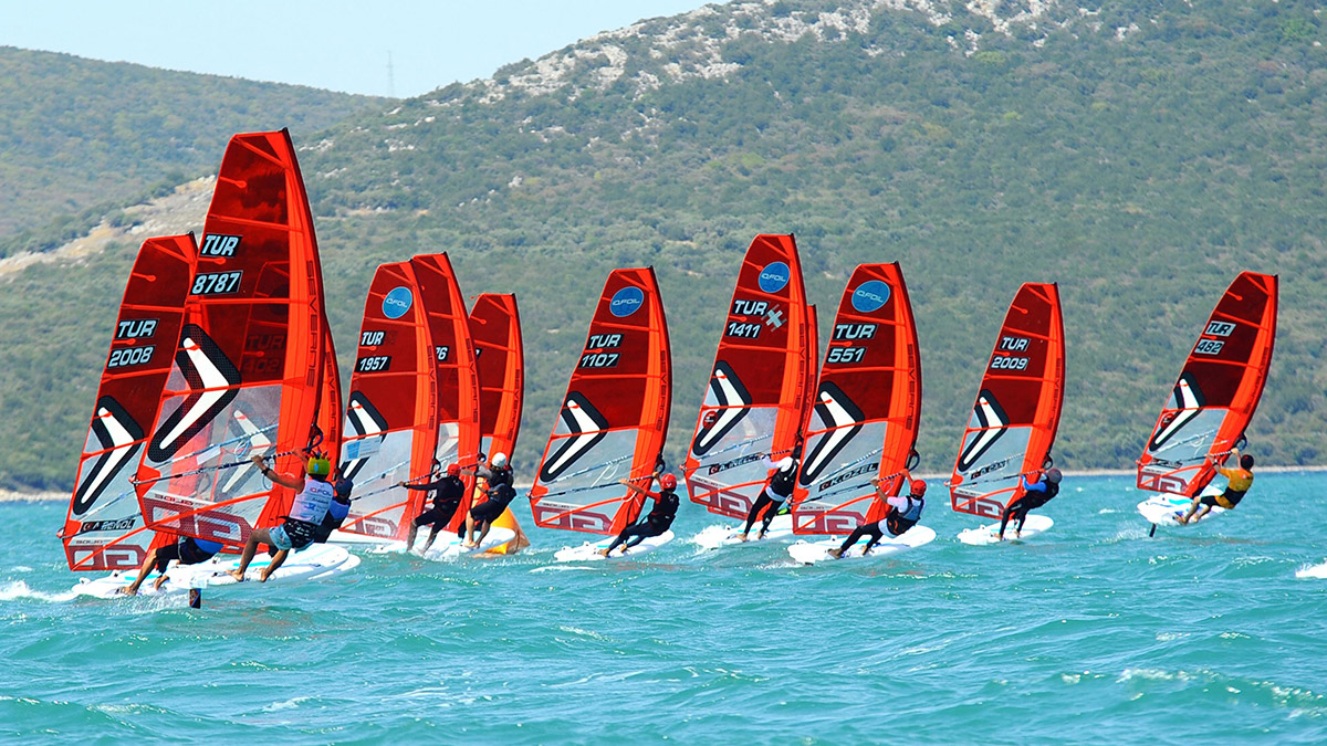 Rüzgar sörfünde Türkiye'nin önemli merkezlerinden biri olan Çeşme Alaçatı, 16-20 Kasım tarihleri arasında Alaçatı Wind Fest kapsamında Türkiye tarihinde ilk kez çocuklar ve gençler kategorisinde PWA Slalom World Cup'a ev sahipliği yapacak.